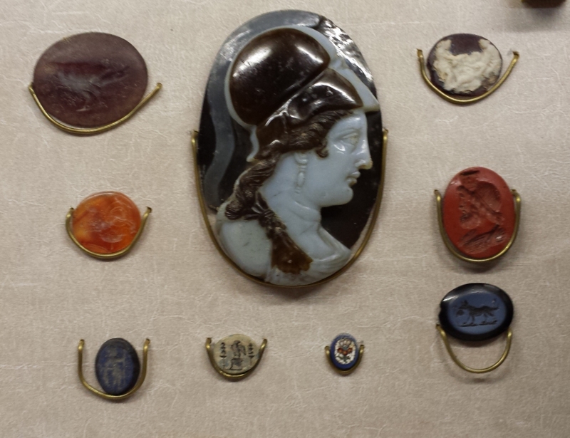 au centre verre-camée entouré d'intailles - Musée Rolin Autun (71)